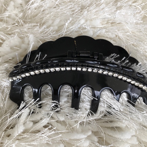 RHINESTONE CLIP ON BLACK BACKGROUND - Picture 2 of 4